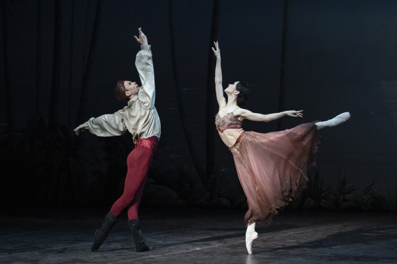 Olesja Novikova (Medora), Leonid Sarafanov (Conrad) in &quot;Il Corsaro&quot;, coreografia José Carlos Martínez. Foto Yasuko Kageyama, Teatro dell&#039;Opera di Roma