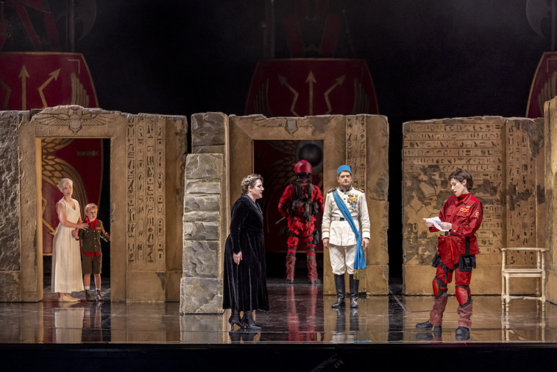 &quot;Cesare&quot;, regia Leo Muscato. Jonas Kolfer (Sesto), Margherita Maria Sala (Cornelia), Valerio Contaldo (Tolomeo), Arianna Vendittelli (Cesare). Foto Birgit Gufler