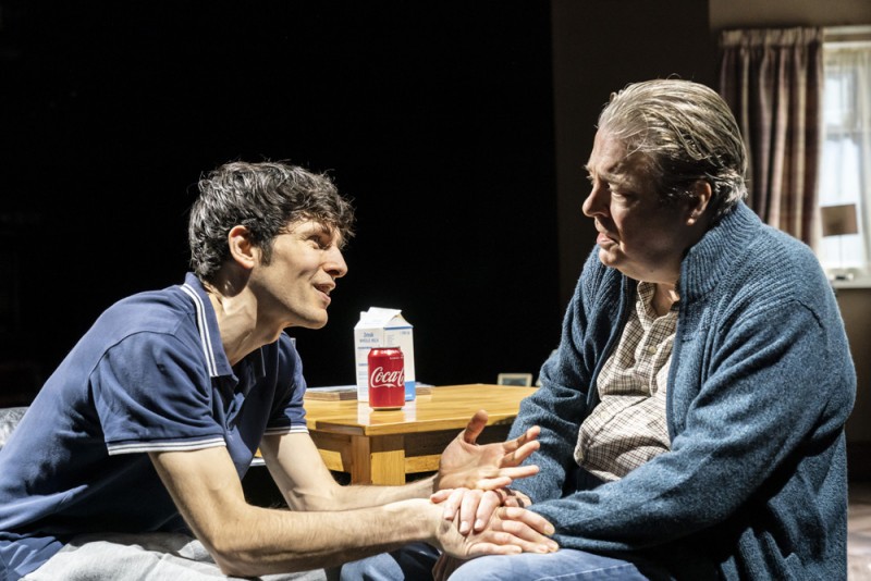 Colin Morgan (B1) e Roger Allam (Salter). Foto Johan Persson