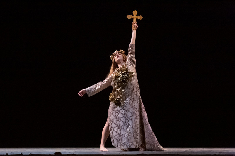 &quot;Les vêpres siciliennes&quot;, regia Emma Dante. Teatro Massimo di Palermo. Santa Rosalia (Viola Carinci).  Foto Rosellina Garbo