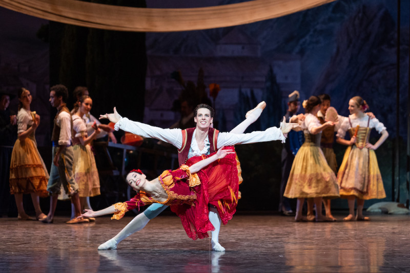 Hannah O’Neill e Germain Louvet in &quot;Don Chisciotte&quot;, coreografia Rudolf Nureyev da Marius Petipa. Foto Yonathan Kellerman 