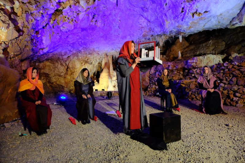 n momento de &quot;L’ombra lunga di Cenerentola&quot; che ha concluso nelle grotte il 57.mo Festival di Borgio Verezzi. Foto Luigi Cerati