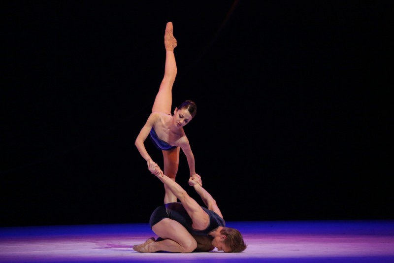 Nicoletta Manni - Timofej Andrijashenko in &quot;Cello Suites&quot;, coreografia Heinz Spoerli. Foto Brescia e Amisano - Teatro alla Scala