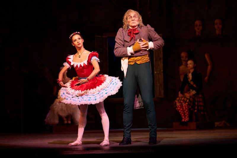 &quot;Coppelia&quot;. Francesca Hayward (Swanilda) e Gary Avis (Dr Coppelius). Foto Bill Cooper ROH, 2019