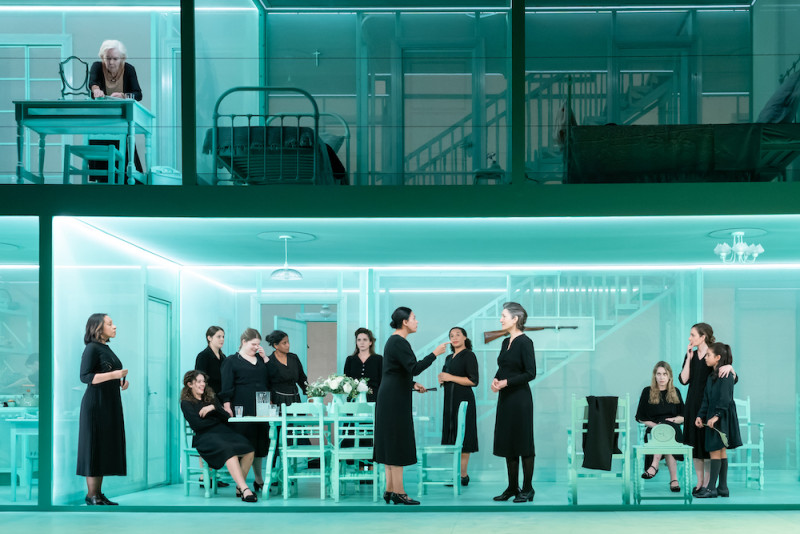 &quot;The House of Bernarda Alba&quot; company at the National Theatre. Foto Marc Brenner