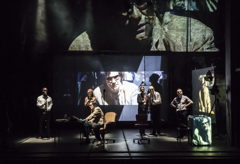 Clint Dyer, Madeleine Potter, Christian Camargo, Heather Burns, Thomas A rnold, Danny Huston e Max Casella in “The Kid Stays in the Picture”, regia Simon McBurney. Foto Johan Persson