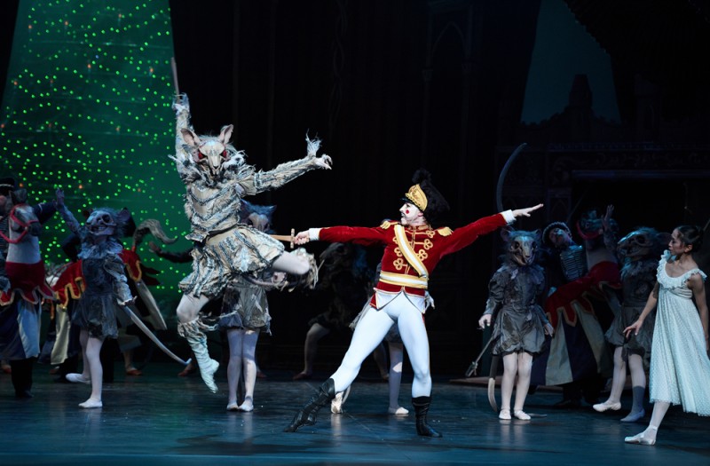 Daniel Kraus (Mouse-King) e Skyler Martin (Nutcracker). Foto Laurent Liotardo in &quot;Lo Schiaccianoci&quot;