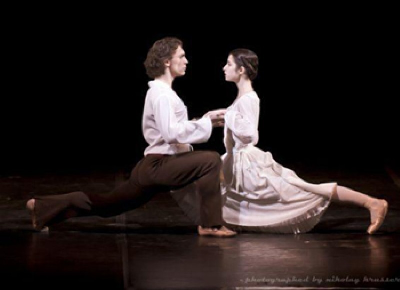 Erika Gaudenzi e Ivan Vasiliev nel passo a due tratto da L’Arlèsienne. Foto Nikolay Krusser