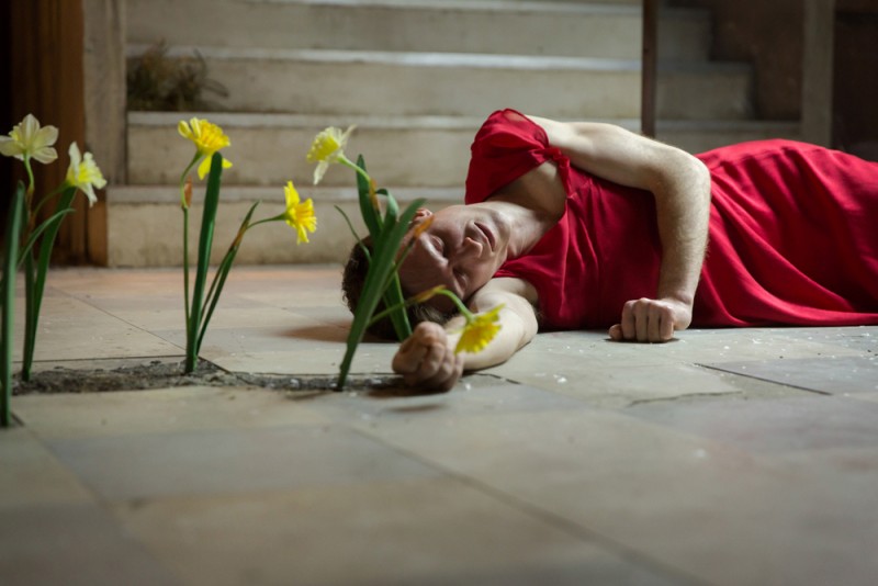 Peter Hobday  in “Cleansed”, regia Katie Mitchell. Foto Stephen Cummiskey