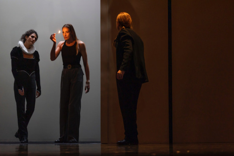 Viola Marietti, Ilaria Genatiempo, Federica Fracassi in &quot;Otello&quot;, regia Andrea Baracco. Foto Gianluca Pantaleo