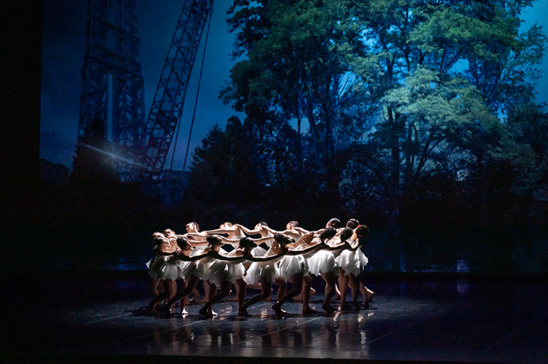 &quot;Il lago dei cigni&quot;, coreografia Angelin Preljocaj. Foto Rolando Paolo Guerzini