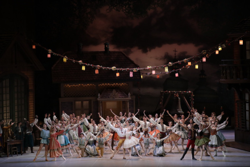 Al centro Nicoletta Manni e Timofej Andrijashenko in &quot;Coppélia&quot;, coreografia Alexei Ratmansky. Foto Brescia e Amisano, Teatro alla Scala